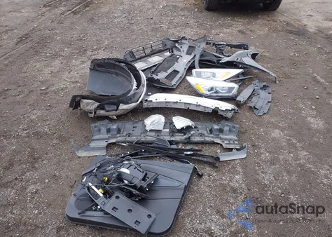 2018 Ford Escape Titanium z USA, uszkodzony, nr VIN 1FMCU9J97JUD12017